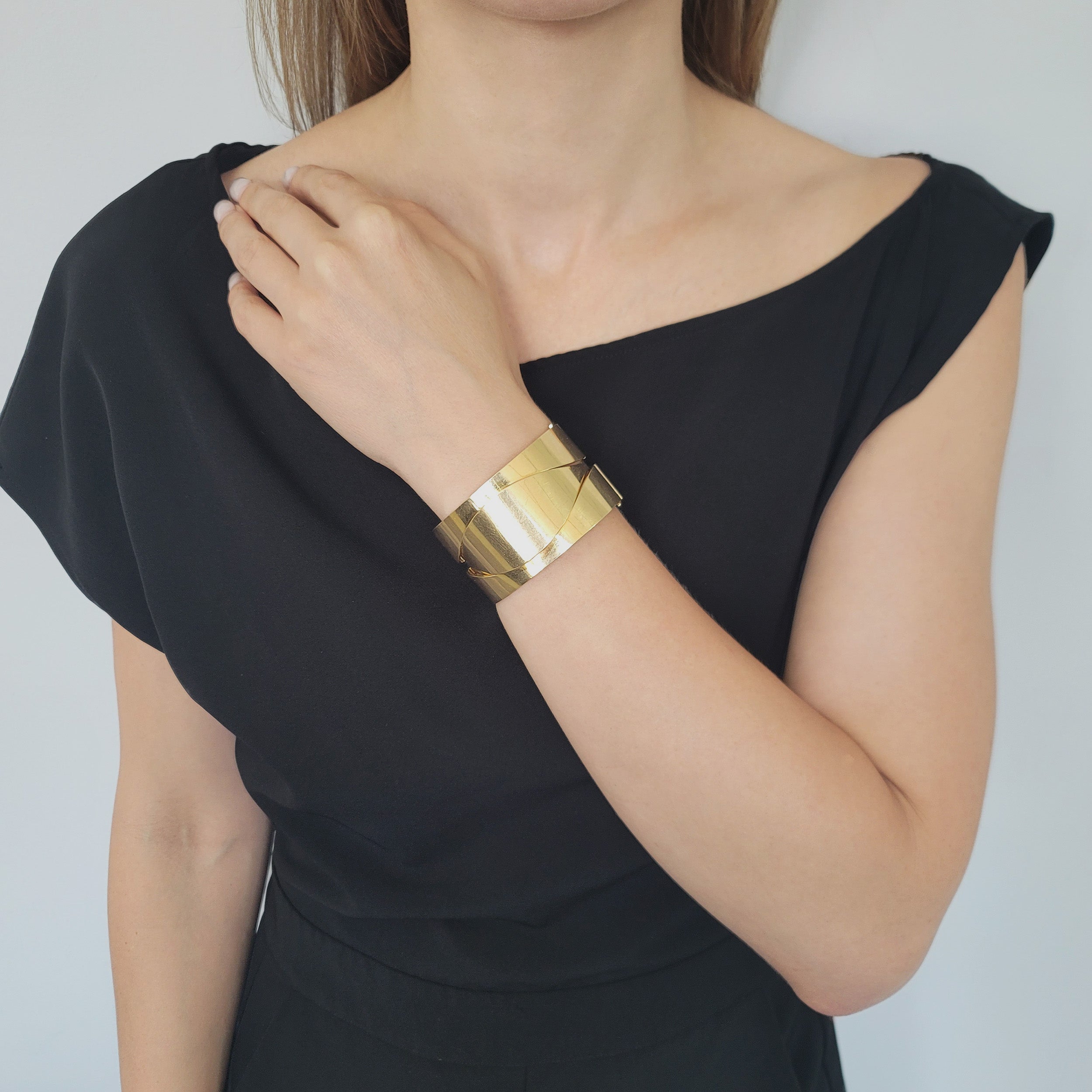 Gunter Wyss 18k yellow gold modernist hinged bangle bracelet