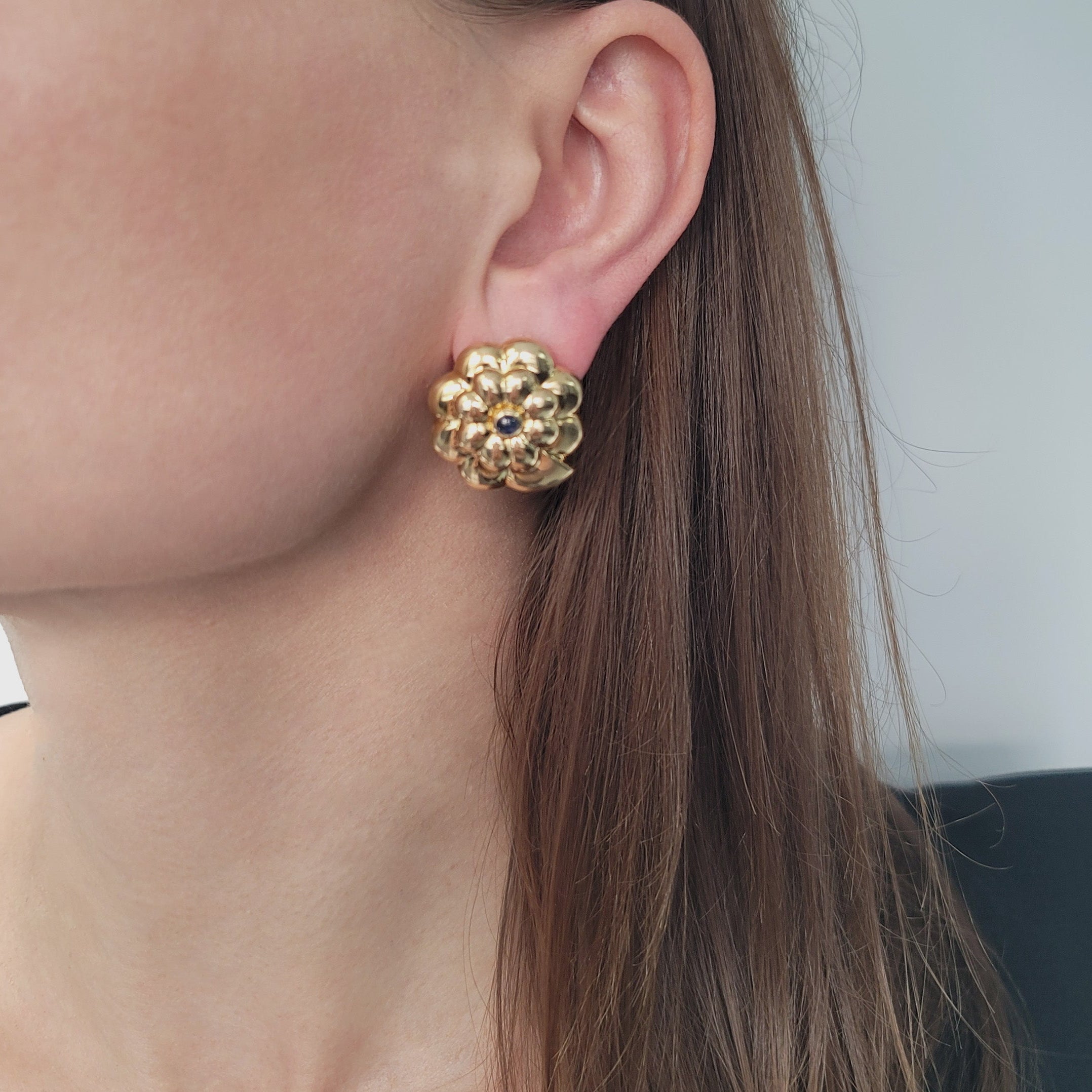 18k Polished Yellow Gold Gardenia Earrings With Sapphire Centers
