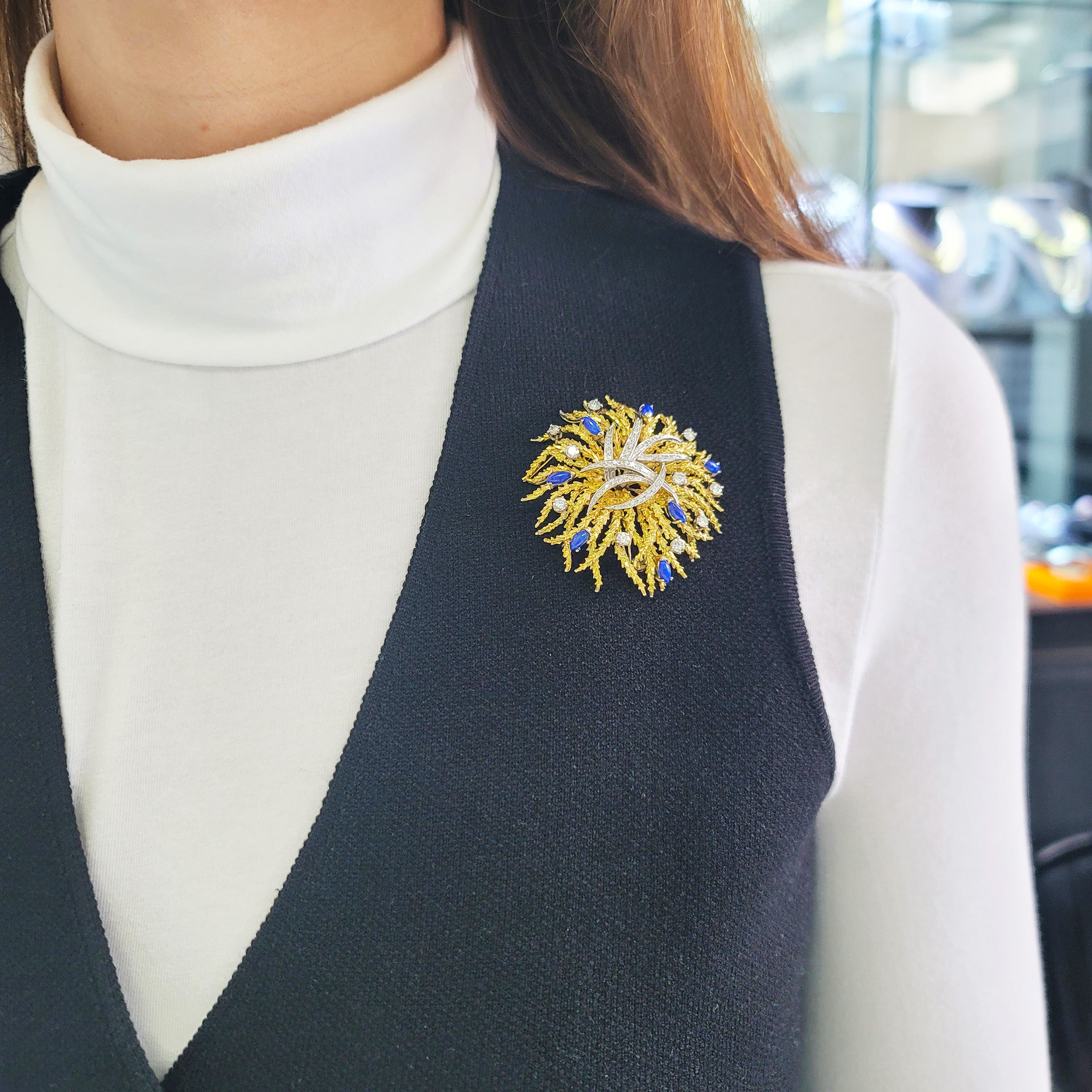 1970's Nature-Inspired Diamond And Lapis Lazuli Brooch In Gold