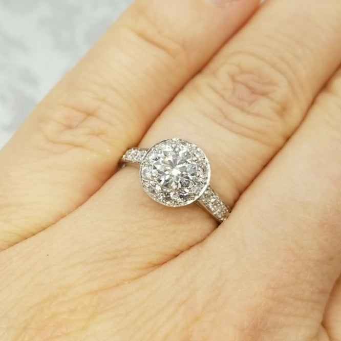 Van Cleef & Arpels Icône Solitaire Diamond Engagement Ring