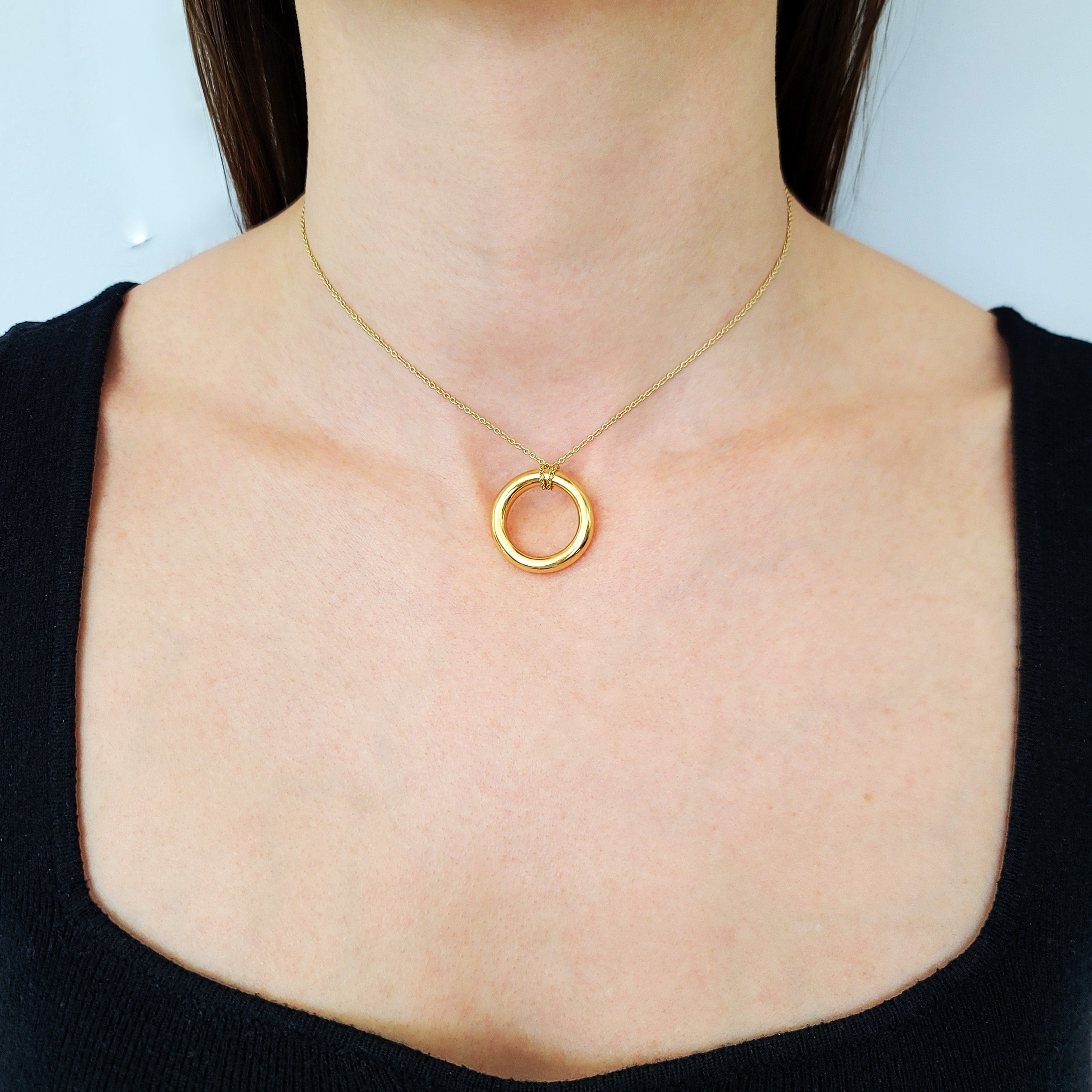 18k Yellow Gold Circle Pendant And Chain