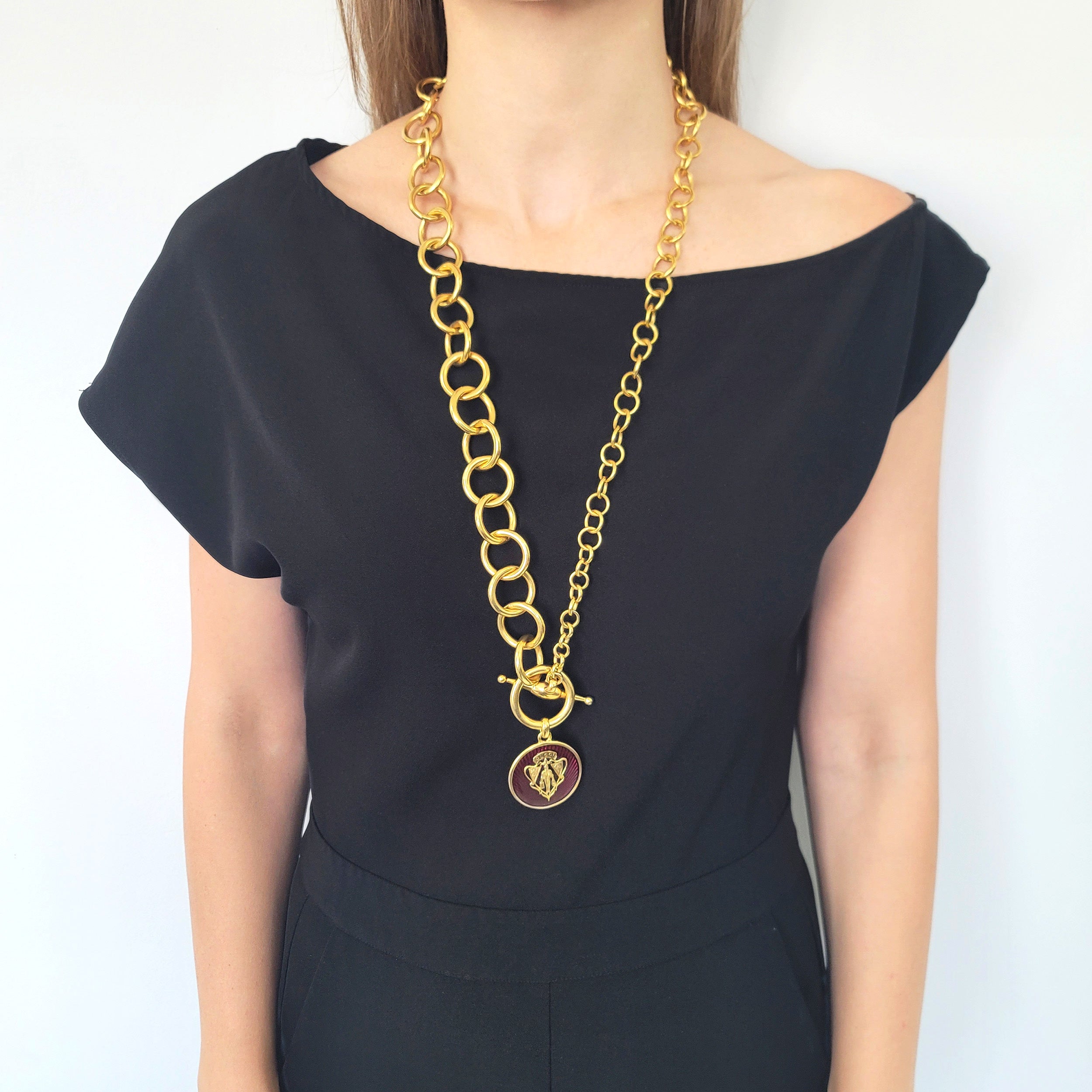 Gucci 18k Yellow Gold Long Chain / belt with a Gucci Crest Logo Medallion
