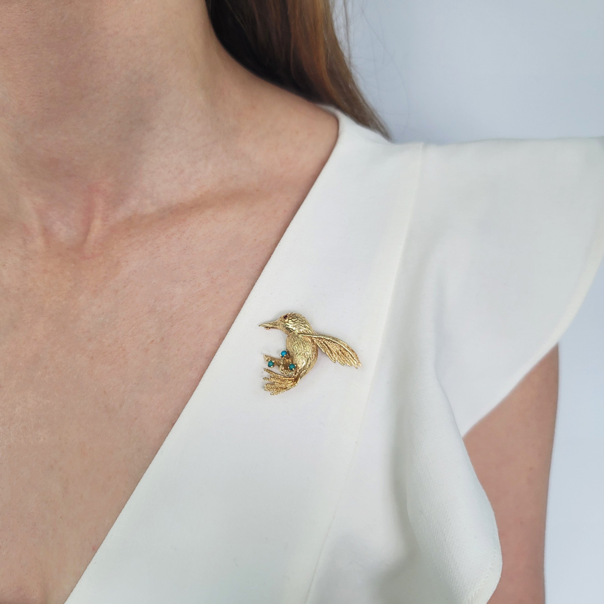 Hummingbird brooch in 12.8k yellow gold with gem accents