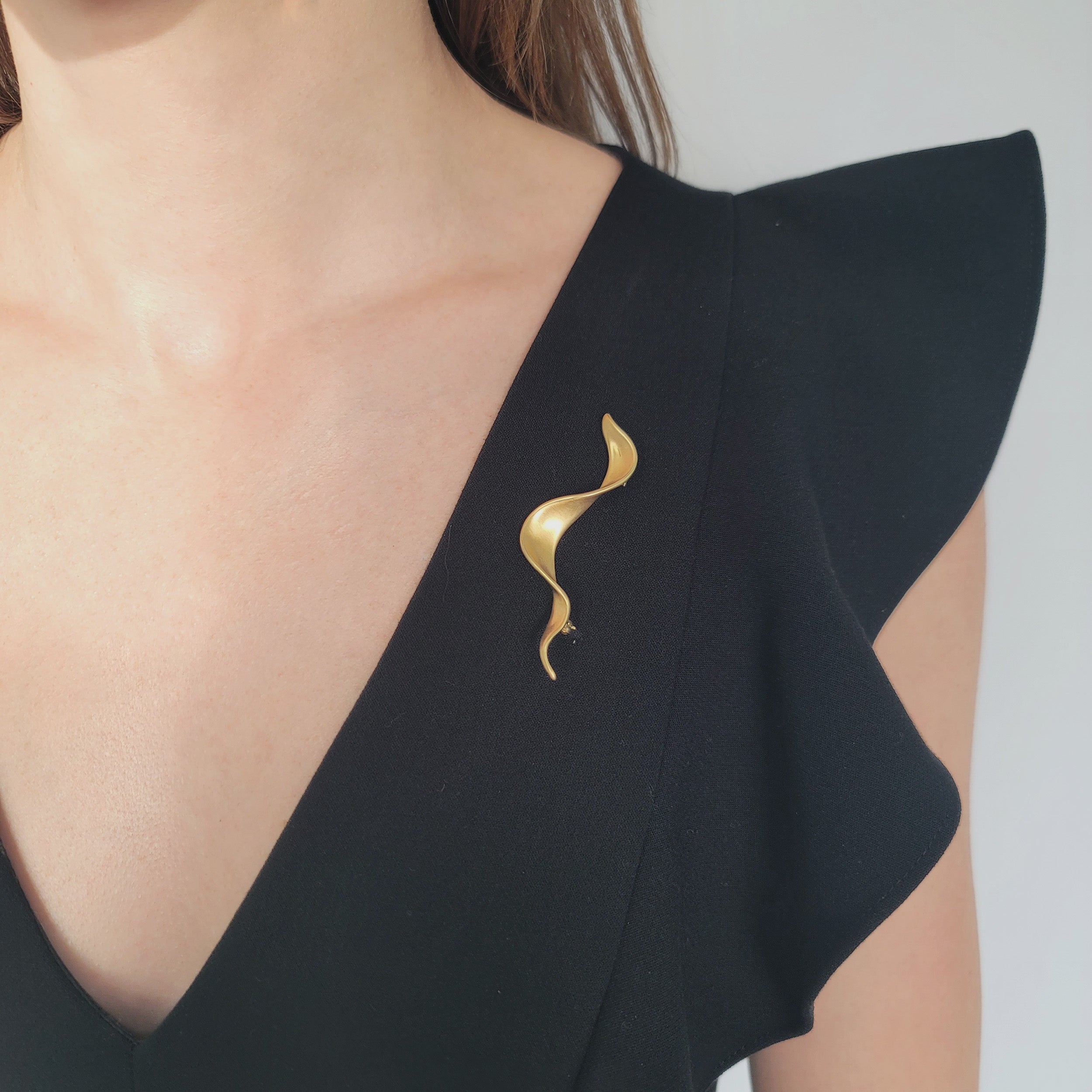 Angela Cummings 18k Yellow Gold Ribbon Brooch